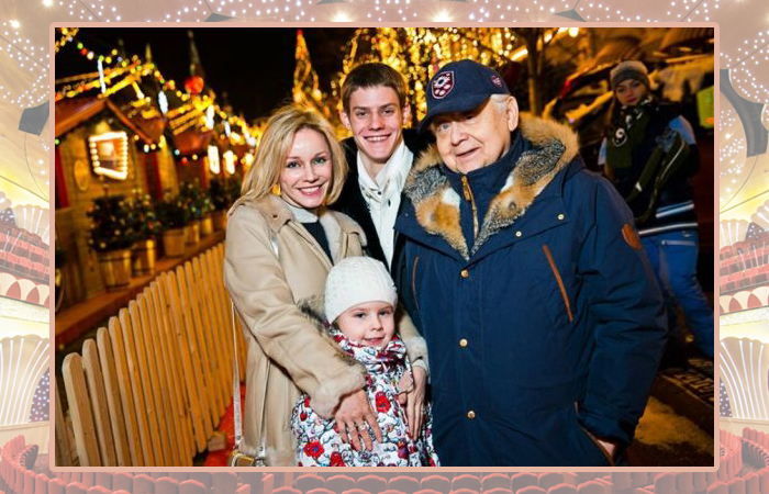 Марина Зудина и Олег Табаков с детьми.