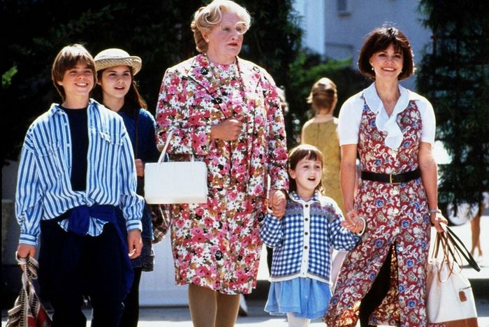 Чтобы быть рядом с детьми главный герой фильма стал пожилой домработницей и няней у своей экс-жены. / Фото:data-vyhoda.ru Чтобы быть рядом с детьми главный герой фильма стал пожилой домработницей и няней у своей экс-жены. / Фото:data-vyhoda.ru