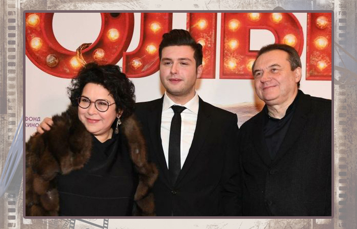 Алексей Учитель и Кира Саксаганская с сыном Ильёй. Алексей Учитель и Кира Саксаганская с сыном Ильёй.