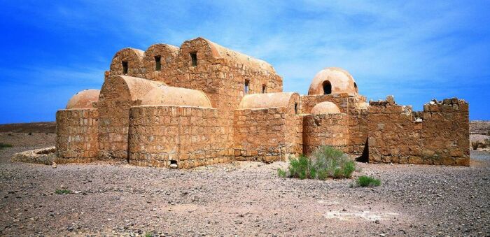 Крепость Кусайр Амра была построена в начале VIII века и считалась резиденцией халифов династии Омейядов. Фото: jordanbesttours.com.