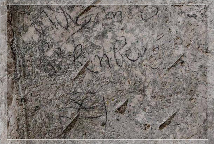 Граффити углём, предположительно, были оставлены рыцарем Адрианом фон Бубенбергом во время его паломничества в Иерусалим в 15 веке.