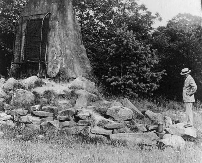 Остатки нефтяной скважины в Тайтусвилле, штат Пенсильвания, пробуренной Эдвином Дрейком (компания Keystone View Company) в 1926 году. Фото: bing.com.