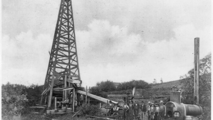 Группа мужчин, стоящих рядом с нефтяной вышкой в Тайтусвилле, Пенсильвания, фотограф Мазер, 1900 год. Фото: images.ecestaticos.com.