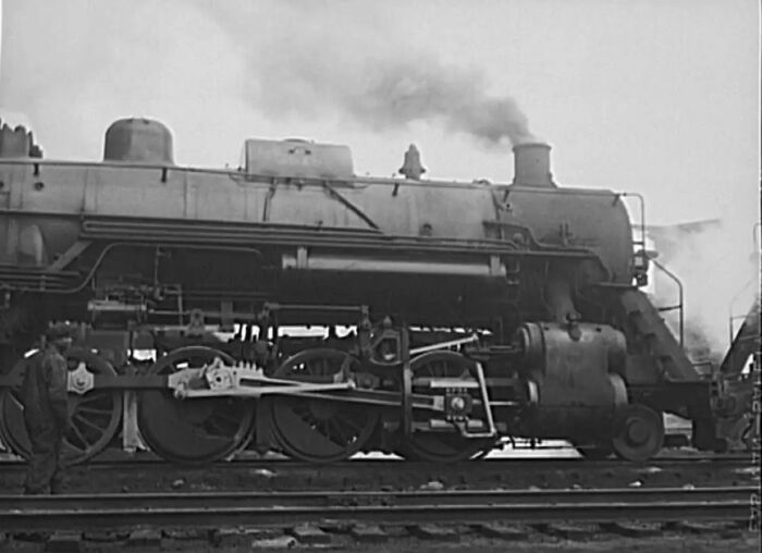 Поезд с нефтью, покидающий Центральную железнодорожную станцию Иллинойса и направляющийся на восток к Пенсильванской железной дороге, фотограф Джек Делано, 1942 год. Фото: bing.com.