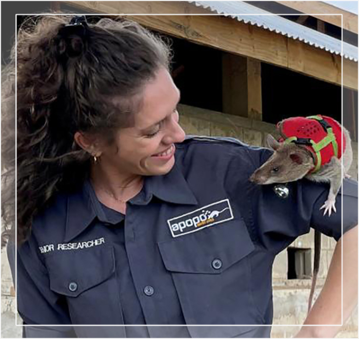 Донна Кин с одним из своих служащих. Донна Кин с одним из своих служащих.