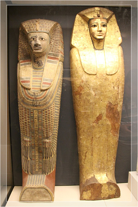«Одолженный» саркофаг фараона Интефа (слева на снимке).