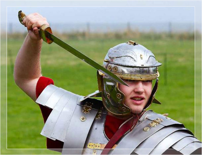 Изображение римского легионера с мечом Гладиус, сделанное в 2007 году на выставке Roman Army Tactics, Великобритания.
