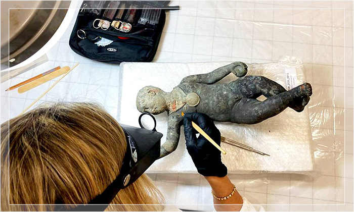 Реставрация бронзовой статуи, найденной в Сан-Кашано-деи-Баньи.