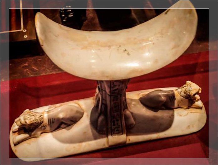 Подголовник из слоновой кости с двумя лежачими львами. Снято на выставке «Открытие Тутанхамона» в Орегонском музее науки и промышленности в Портленде, штат Орегон. Подголовник из слоновой кости с двумя лежачими львами. Снято на выставке «Открытие Тутанхамона» в Орегонском музее науки и промышленности в Портленде, штат Орегон.