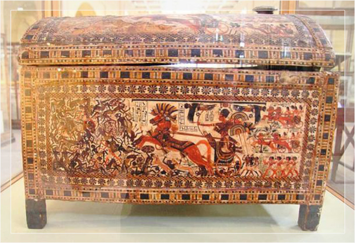Богато украшенный лепниной и ценным деревом сундук из гробницы Тутанхамона. Богато украшенный лепниной и ценным деревом сундук из гробницы Тутанхамона.