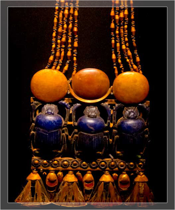 Пектораль с тремя скарабеями, гробница Тутанхамона. Пектораль с тремя скарабеями, гробница Тутанхамона.