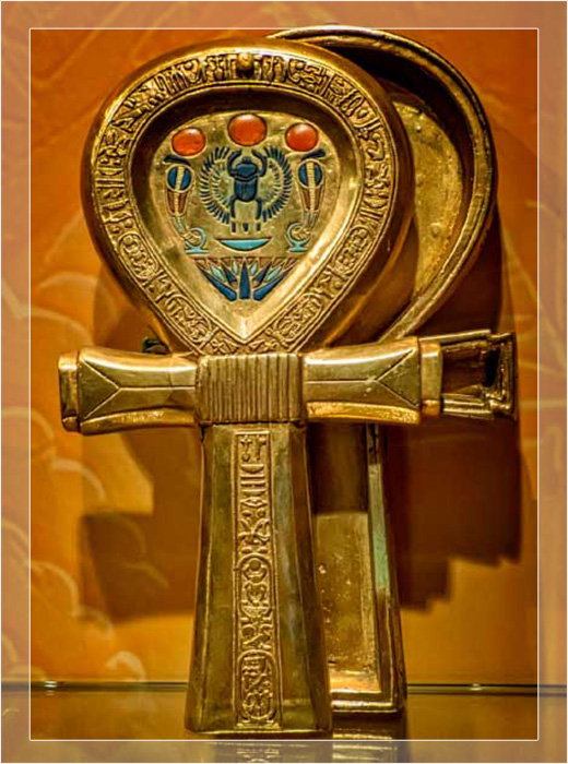 Сосуд для притираний в форме анкха из гробницы Тутанхамона. Сосуд для притираний в форме анкха из гробницы Тутанхамона.