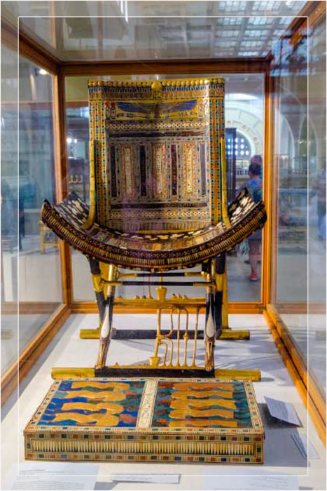 Богато украшенный золотой трон и подставка для ног. Богато украшенный золотой трон и подставка для ног.