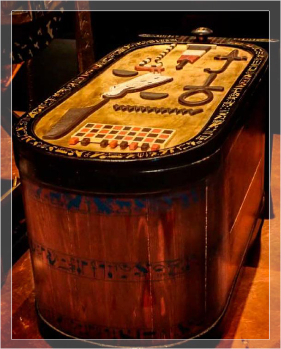 Сундук для хранения в виде картуша. Сундук для хранения в виде картуша.