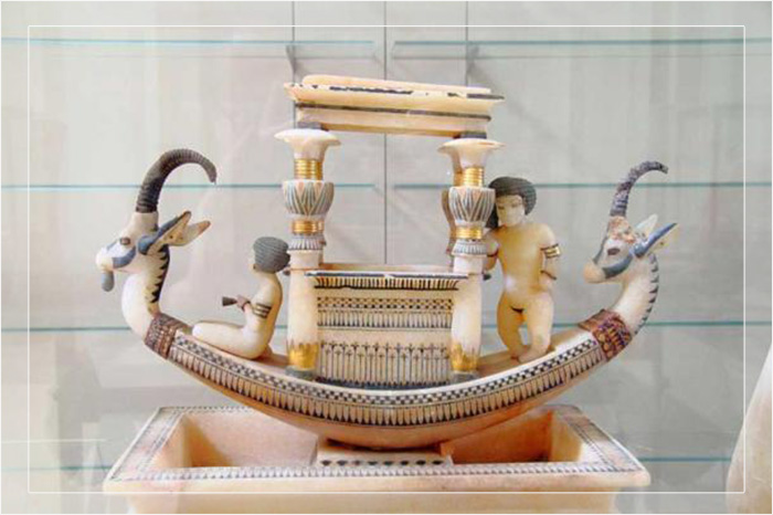 Лодка из алебастра и слоновой кости. Лодка из алебастра и слоновой кости.