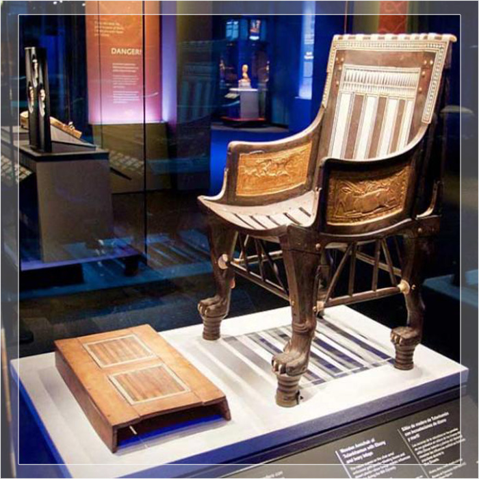 Стул и скамеечка для ног детского размера из чёрного дерева, инкрустированные слоновой костью, найденные в гробнице Тутанхамона. Стул и скамеечка для ног детского размера из чёрного дерева, инкрустированные слоновой костью, найденные в гробнице Тутанхамона.