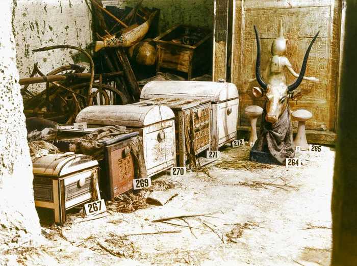 1923 год. Позолоченный бюст Небесной коровы Мехурт и сундуки с сокровищами в гробнице Тутанхамона.