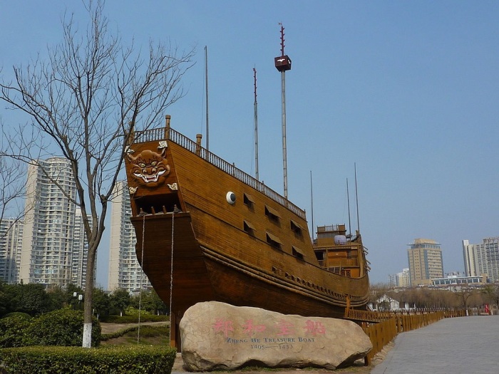 Модель «корабля-сокровищницы» в Парке судоверфи кораблей-сокровищниц в Нанкине. Фото: upload.wikimedia.org. Модель «корабля-сокровищницы» в Парке судоверфи кораблей-сокровищниц в Нанкине. Фото: upload.wikimedia.org.