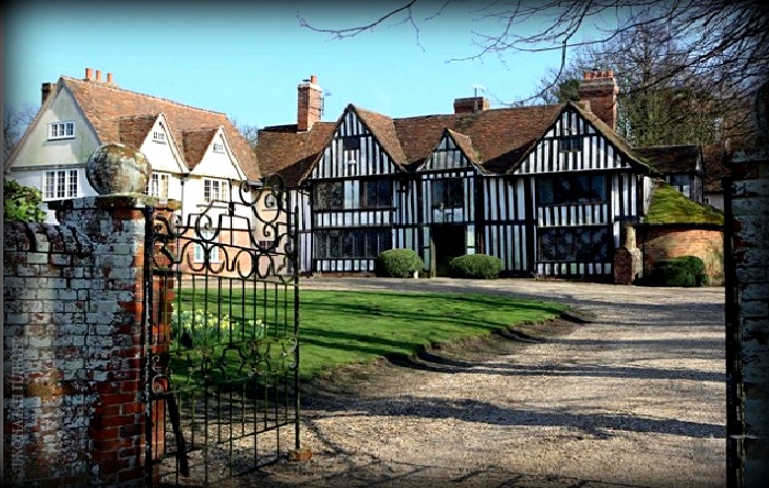 Средневековое поместье, доставшееся Надин Сильвии Аде МакДугалл в наследство от бабушки. Средневековое поместье, доставшееся Надин Сильвии Аде МакДугалл в наследство от бабушки.