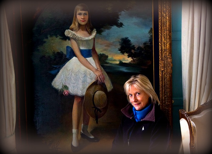 Ольга Романова на фоне своего портрета. Ольга Романова на фоне своего портрета.
