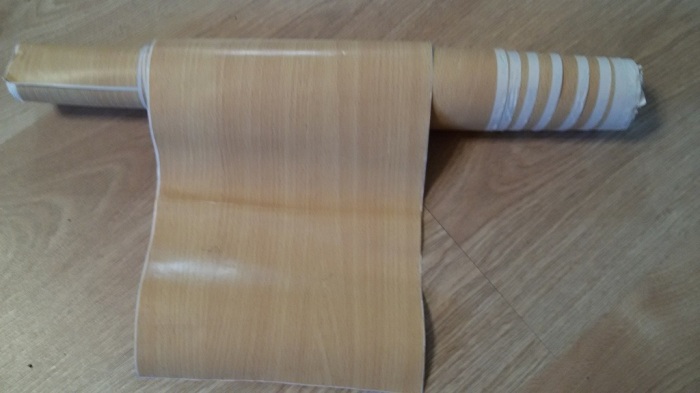 Пленку-самоклейку широко использовали для косметического ремонта. /Фото: pershingtamilla.ru Пленку-самоклейку широко использовали для косметического ремонта. /Фото: pershingtamilla.ru