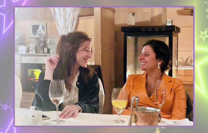 Алёна Хмельницкая и Маргарита Симоньян на дне рождения общей свекрови. Алёна Хмельницкая и Маргарита Симоньян на дне рождения общей свекрови.