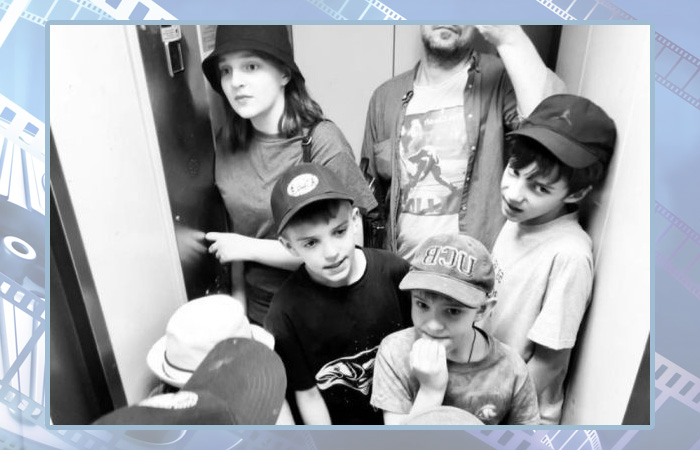 Селфи в лифте с детьми.