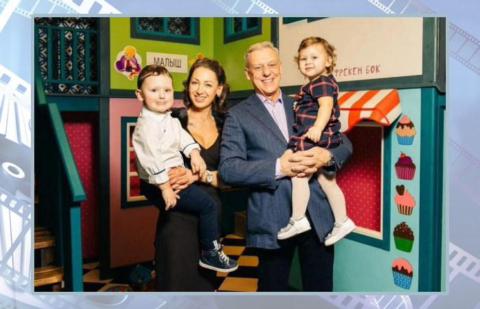 Александр Половцев и Эсана Муратова с детьми. Александр Половцев и Эсана Муратова с детьми.