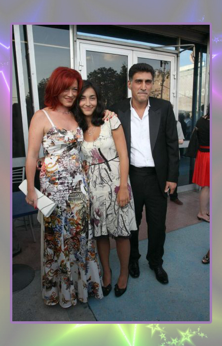 Алёна Хмельницкая и Тигран Кеосаян с дочерью. Алёна Хмельницкая и Тигран Кеосаян с дочерью.