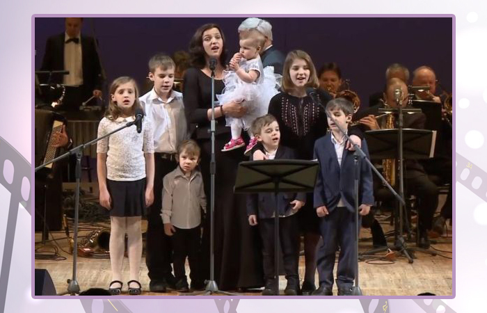 Ирина Леонова с детьми. Ирина Леонова с детьми.