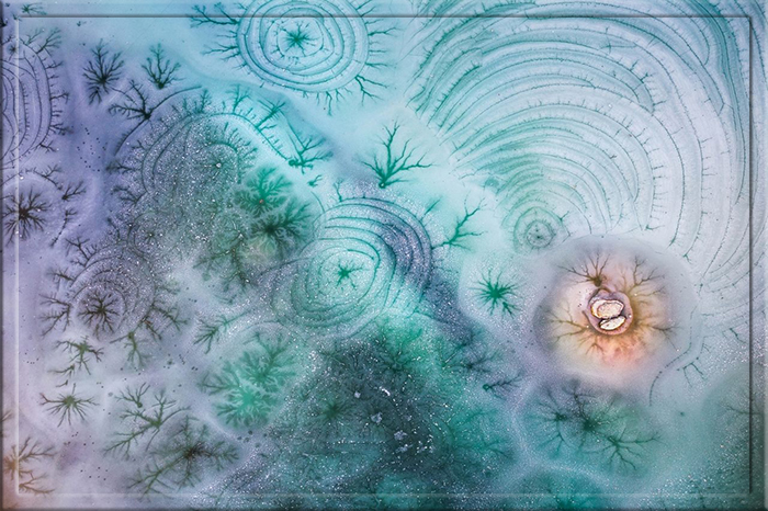 Шедевр ледяного искусства на замёрзшем озере в Словении. / фото: Алеш Комовец. Шедевр ледяного искусства на замёрзшем озере в Словении. / фото: Алеш Комовец.