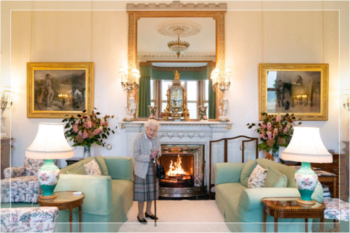 Королева Елизавета II ждёт встречи с Лиз Трасс, бывшим премьер-министром Великобритании, в замке Балморал в Баллатере, Шотландия, 6 сентября 2022 года.