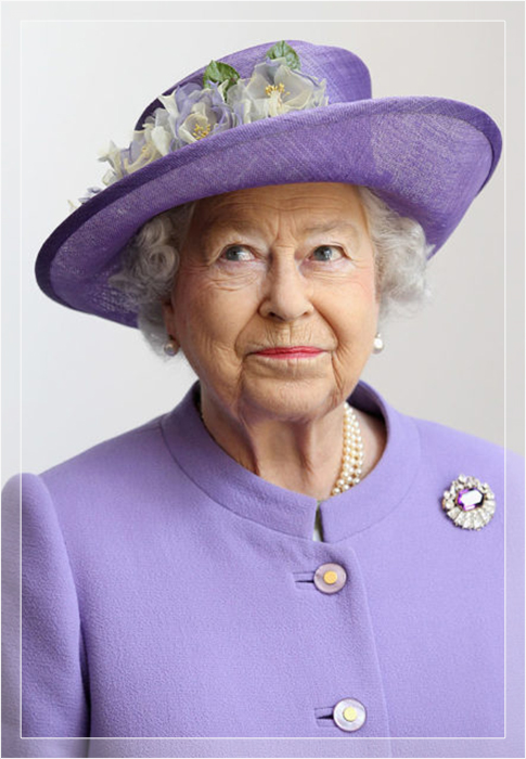 Королева Елизавета II посещает новое родильное отделение в больнице Листера в Стивенидже, Англия, в рамках своего турне по стране в честь Бриллиантового юбилея, 14 июня 2012 года.