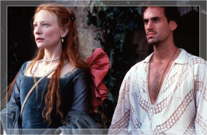 Кейт Бланшетт в роли юной Елизаветы I и Джозеф Файнс в роли Роберта Дадли в фильме 1998 года «Елизавета».