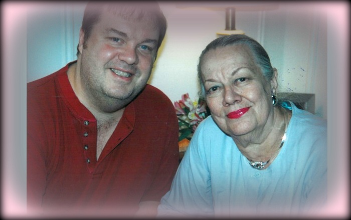 Елена Владимировна Маяковская с сыном Роджером Шерманом. Елена Владимировна Маяковская с сыном Роджером Шерманом.