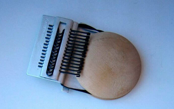 Колготки в СССР не выбрасывали, а штопали с помощью специальной машинки. /Фото: kto-chto-gde.ru Колготки в СССР не выбрасывали, а штопали с помощью специальной машинки. /Фото: kto-chto-gde.ru