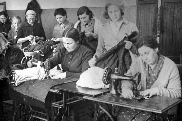 Коллеги Павловой, обшивавшие фронт Великой Отечественной. /Фото: zavtra.ru Коллеги Павловой, обшивавшие фронт Великой Отечественной. /Фото: zavtra.ru