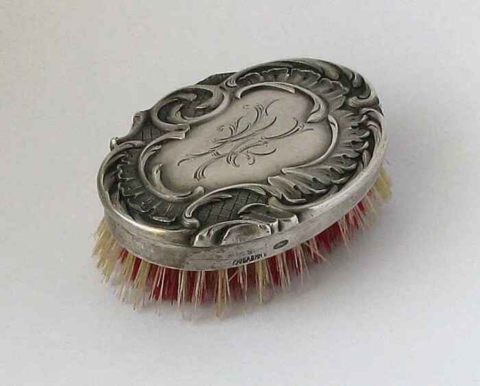 Для чистки одежды применяли различные щетки. /Фото: antikvariat74.ru Для чистки одежды применяли различные щетки. /Фото: antikvariat74.ru