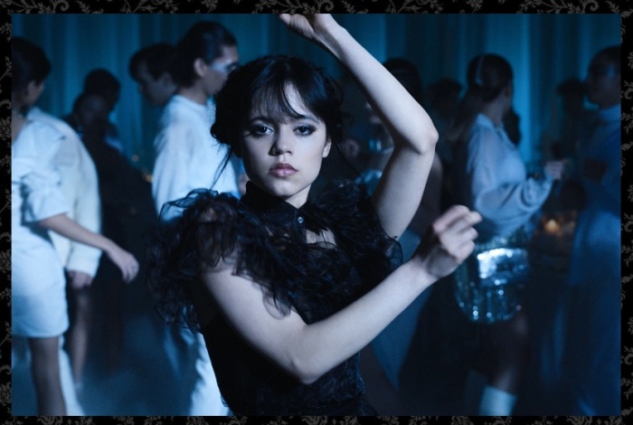 Танец Уэнсдэй в исполнении Дженны Ортеги стал легендарным Танец Уэнсдэй в исполнении Дженны Ортеги стал легендарным