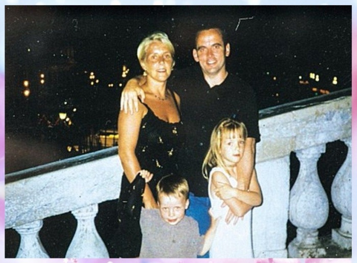 Джоди Комер с родителями и братом в детстве