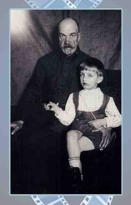 Игорь Дмитриев в детстве с дедом.