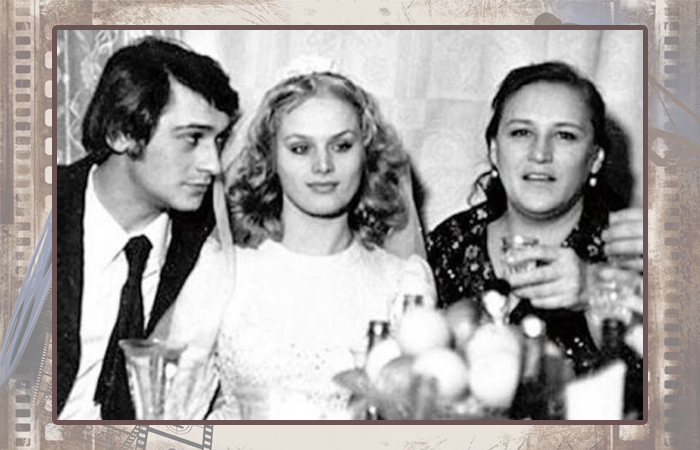 Владимир Тихонов и Наталья Егорова в день свадьбы. Рядом с молодоженами Нонна Мордюкова.