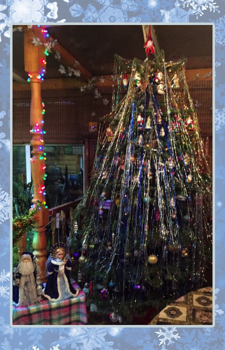 Большое количество дождика вместо светящихся гирлянд. Большое количество дождика вместо светящихся гирлянд.