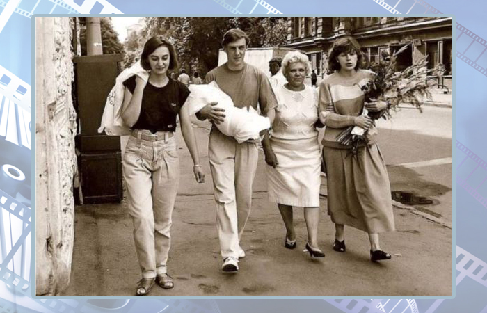 Александр Половцев забирает жену и сына из роддома. Александр Половцев забирает жену и сына из роддома.