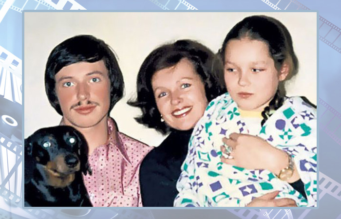 Наталья Фатеева с сыном и дочерью. Наталья Фатеева с сыном и дочерью.