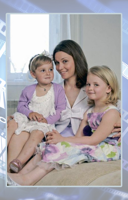 Александра Урсуляк с дочерями.