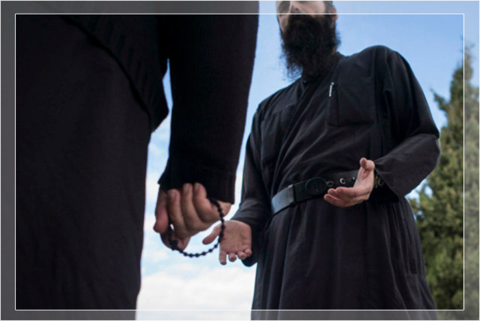 Женщинам сюда запрещено приходить, чтобы не сбить монахов с пути соблюдения пожизненного обета безбрачия. Женщинам сюда запрещено приходить, чтобы не сбить монахов с пути соблюдения пожизненного обета безбрачия.