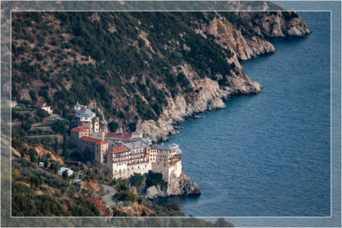 Вид на православный монастырь Осиу Григориу на полуострове Афон. Вид на православный монастырь Осиу Григориу на полуострове Афон.