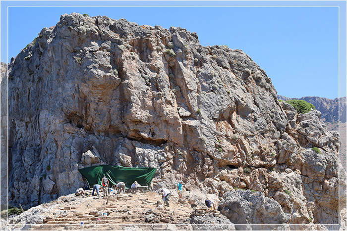 На месте древнего храма трудятся археологи. На месте древнего храма трудятся археологи.
