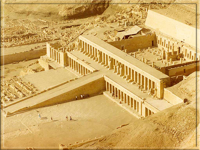 Храм Хатшепсут в Дейр-эль-Бахари, позади него видна гробница Ментухотепа II.
